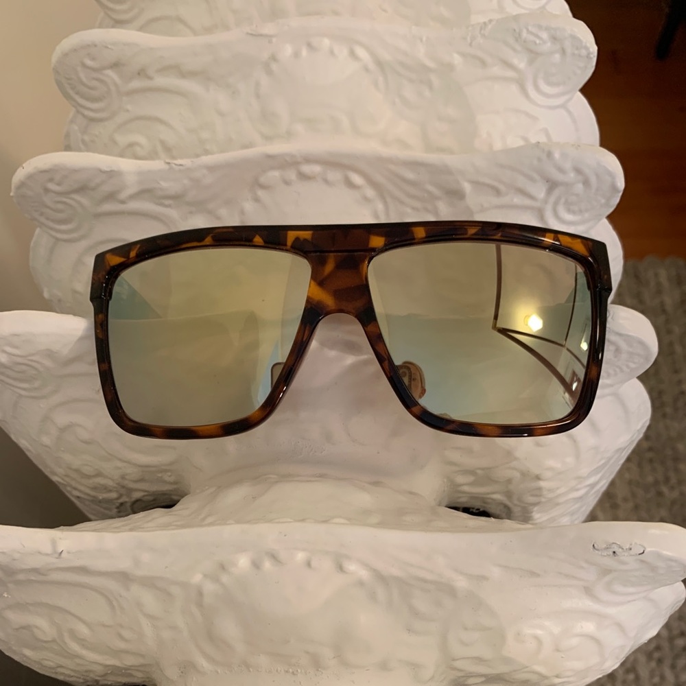 Quay Australia Barnun tortoise sunglasses